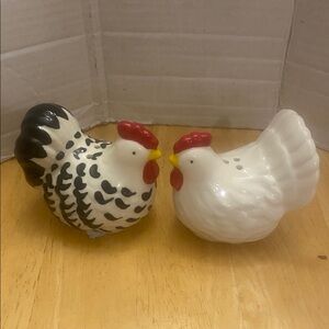 Sur la Table Ceramic Rooster salt & pepper Figurines - NWT